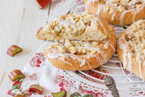 Streuselschnecken mit Rhabarber