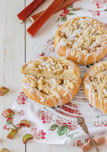 Streuselschnecken mit Rhabarber auf einem Kuchengitter