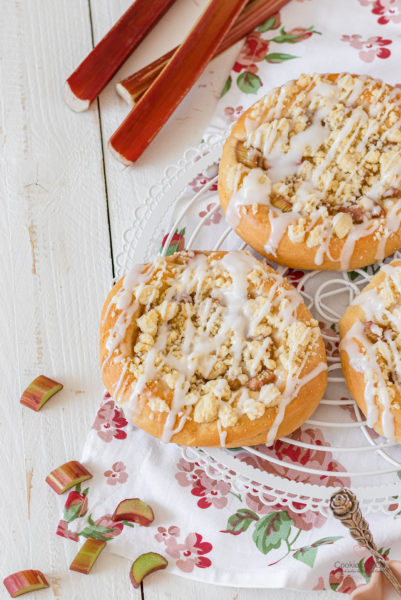 Streuseltaler mit Rhabarber