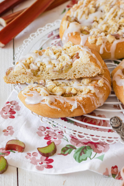 Streuseltaler mit Rhabarber