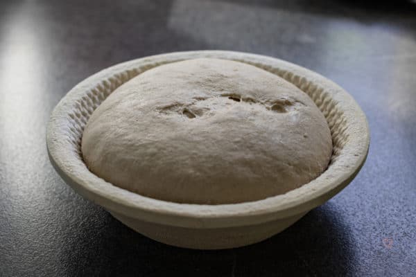 Brotteig in einem Gärkörbchen