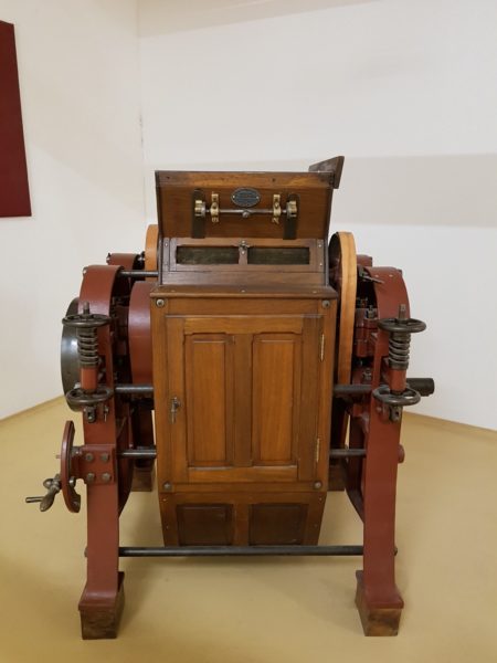 alter hölzerner Mahlstuhl.