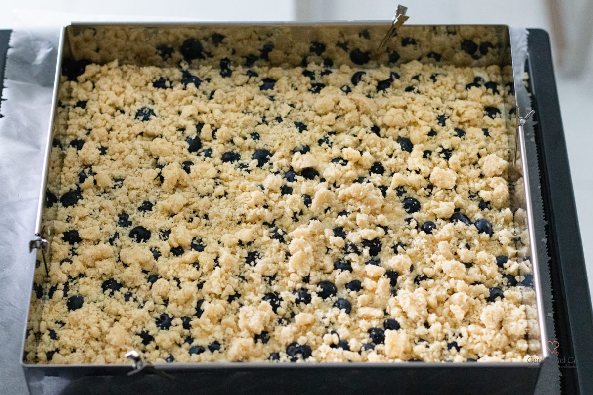 Blaubeer-Käsekuchen mit Streusel vor dem Backen