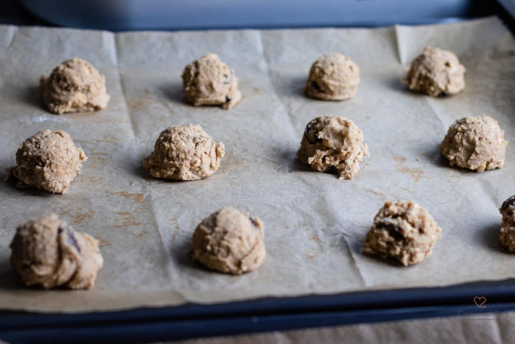 Teig auf einem Backblech vor dem Backen für Schoko-Nuss-Cookies