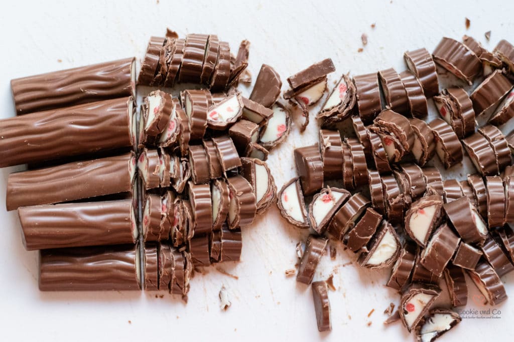 Yogurette-Schokoriegel kleingeschnitten für die Füllung einer Erdbeer-Torte mit Yogurette.