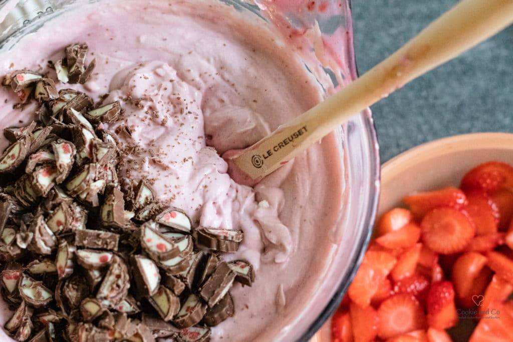 Yogurette-Schokoriegel kleingeschnitten auf der Füllung in einer Schüssel für eine Erdbeer-Torte mit Yogurette.
