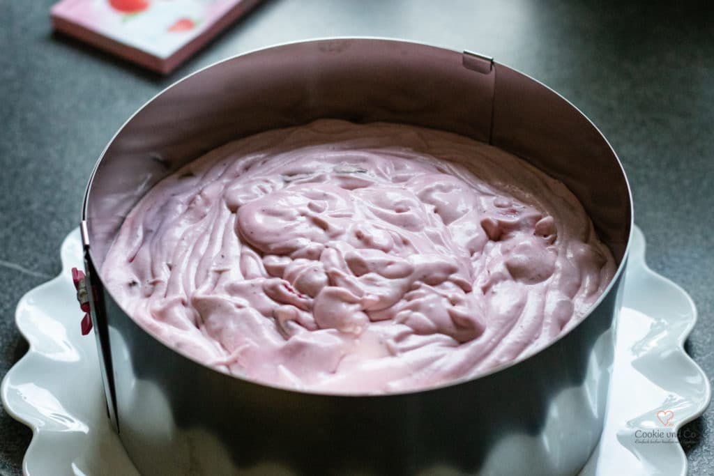 Erdbeertorte mit Yogurette in einem Tortenring.