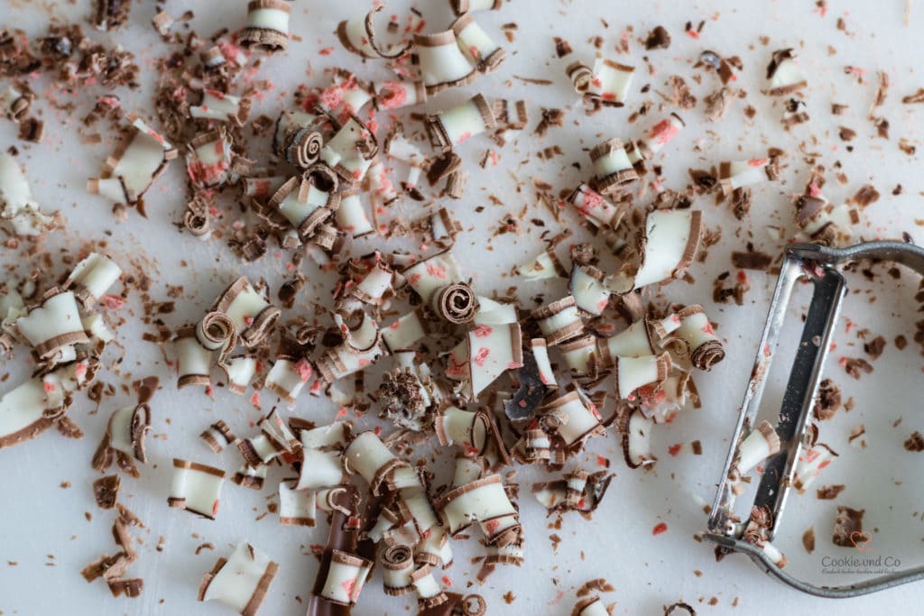 Yogurette-Schokoriegel fein gehobelt für das Topping einer Erdbeer-Torte mit Yogurette.