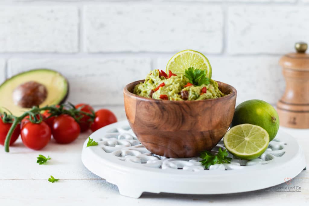 Guacamole in einer Holzschale