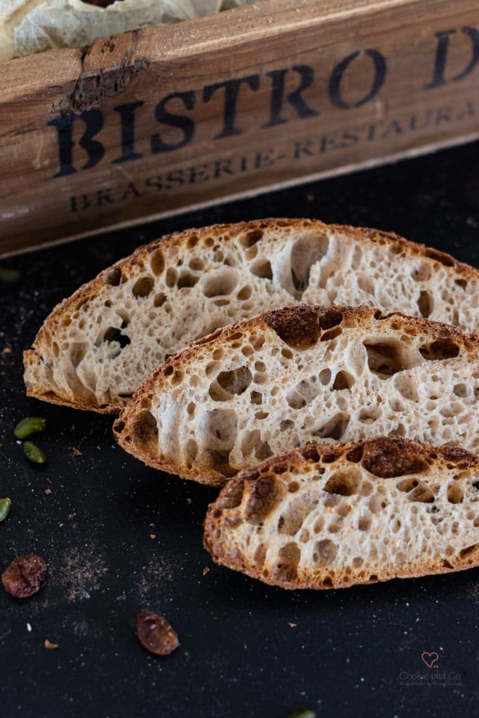Anschnitt und Krume von Tourte de meule französisches Landbrot mit Sauerteig