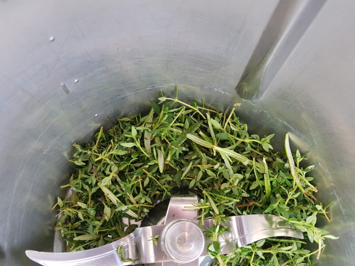 Mediterrane Kräuter im Mixer