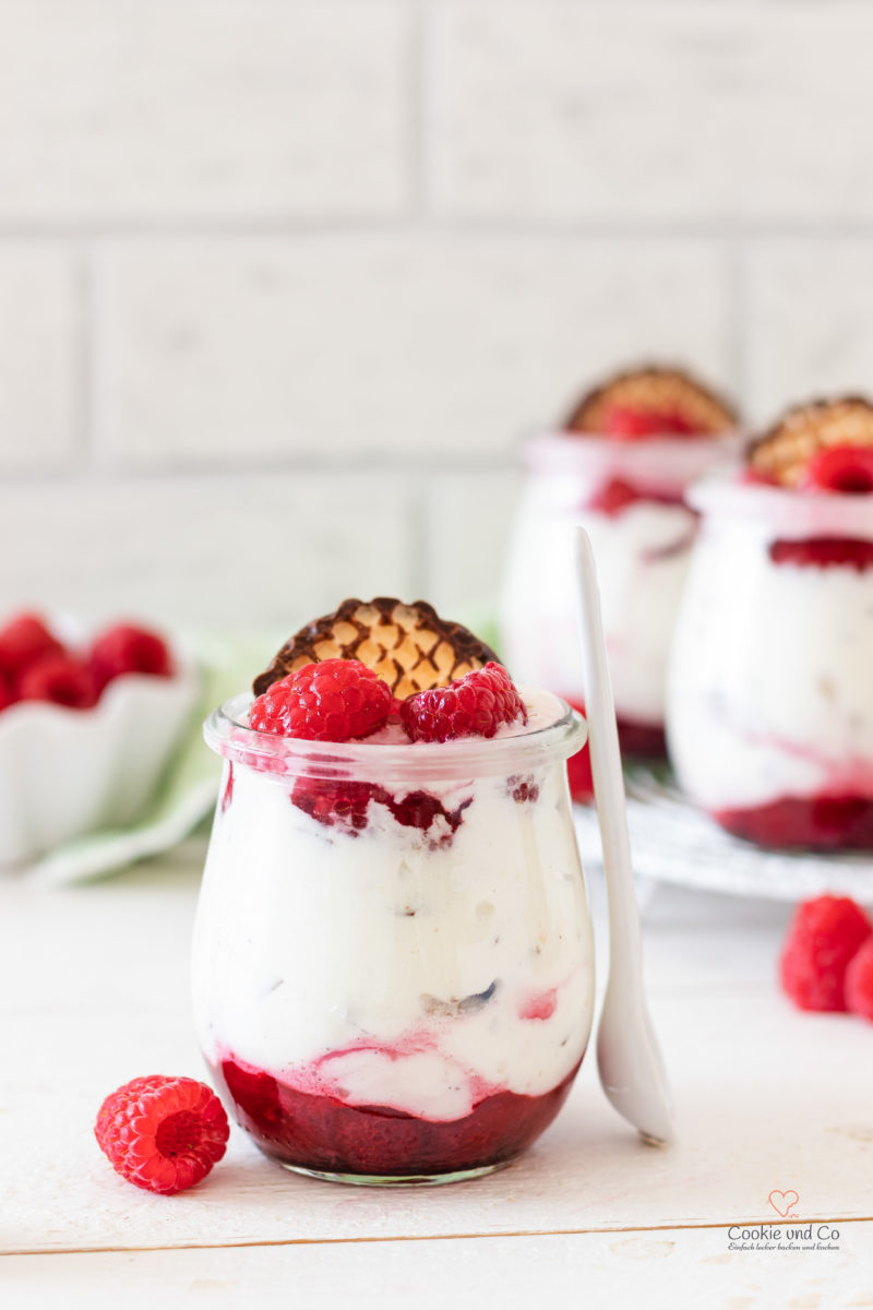 schnelles Dessert mit Himbeeren und -Schokoküssen