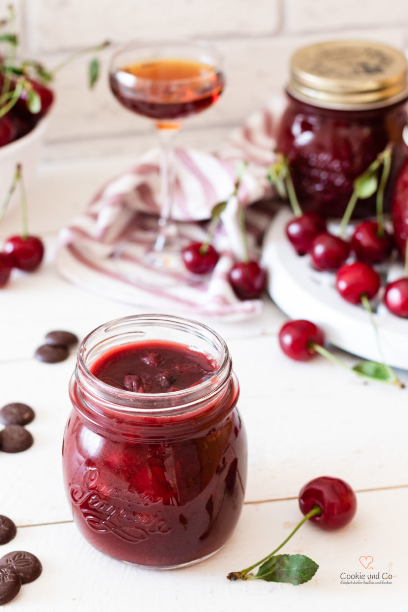 Konfitüre aus Kirschen mit Amaretto und Schokolade