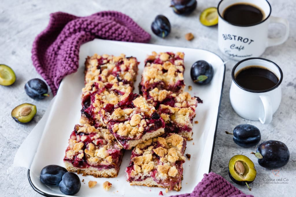 Blechkuchen mit Pflaumen und Streusel
