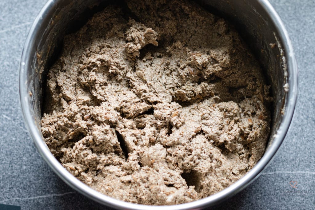 Gekneteter Teig für Roggenschrot im Teigkessel