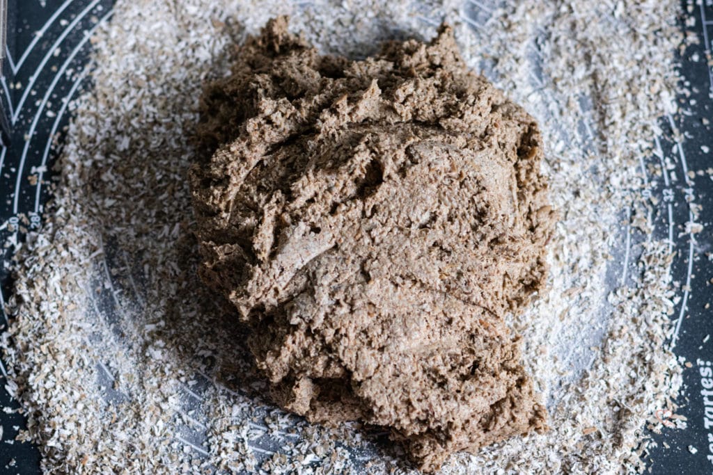 Gekneteter Teig für Roggenschrot auf der Arbeitsfläche