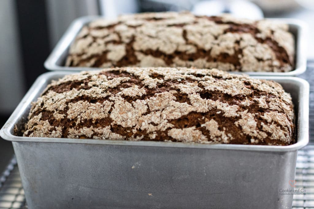 Brot aus Roggenschrot nach dem Backen in einer Kastenform