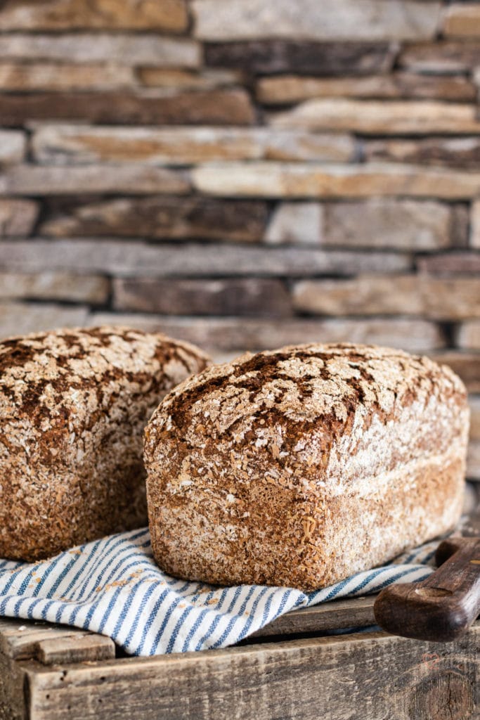 Roggenschrotbrot auf einer alten Holzkiste