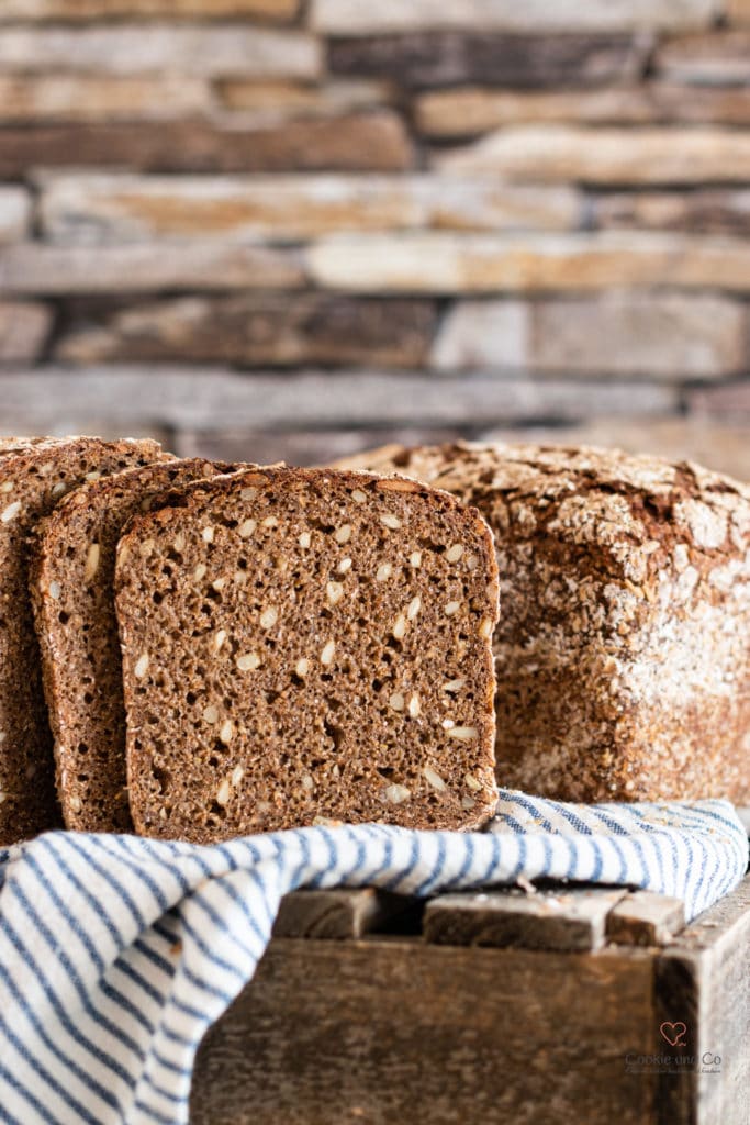Roggenvollkornbrot mit Sonnenblumenkernen in Scheiben geschnitten auf einer alten Holzkiste