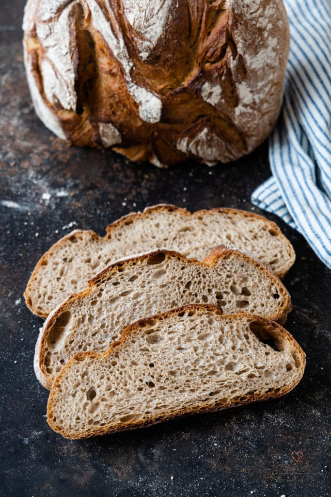 Weißbierkruste mit Sauerteig auf einem Backblech