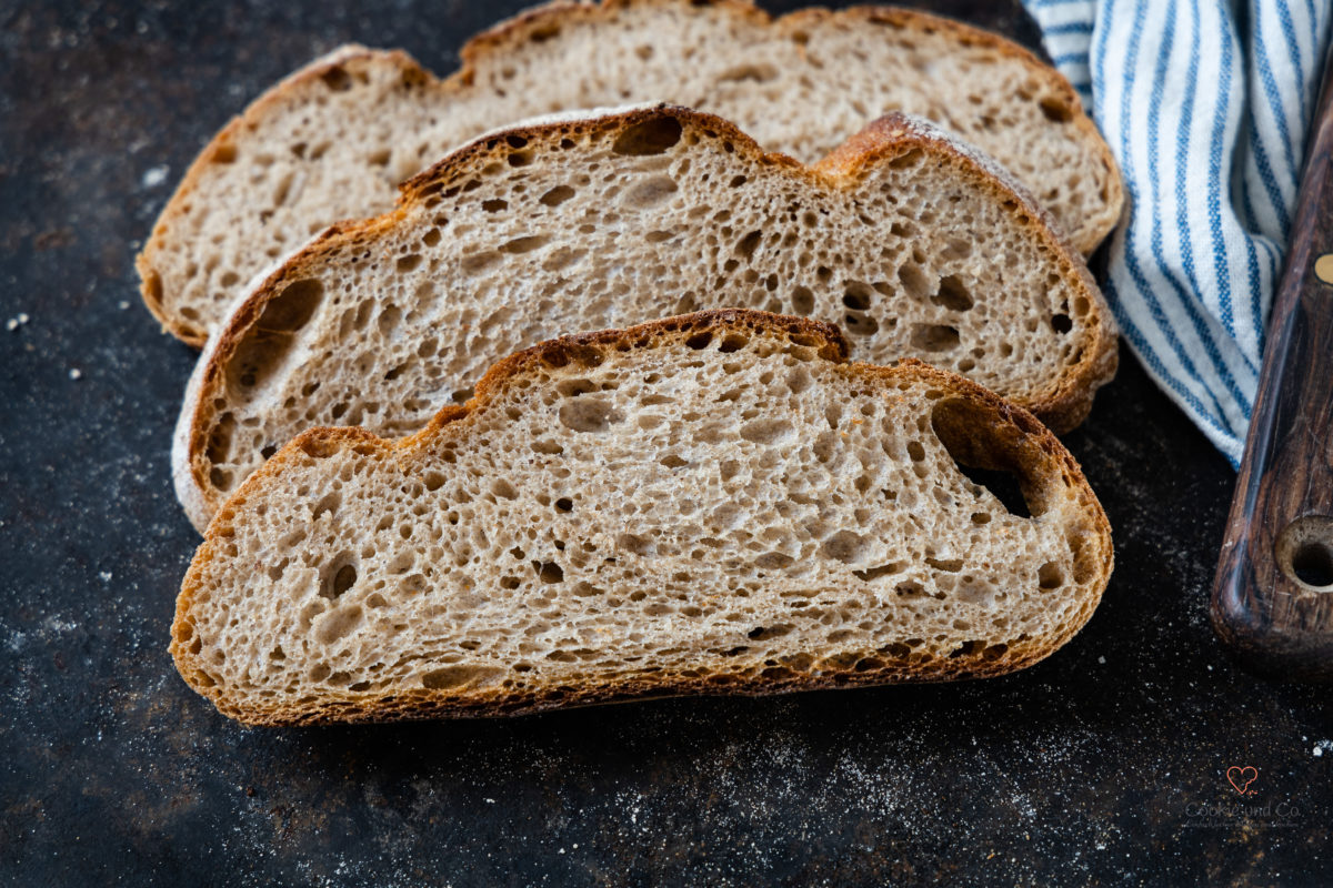 Weißbiertkruste in Scheiben geschnitten auf einem alten Backblech