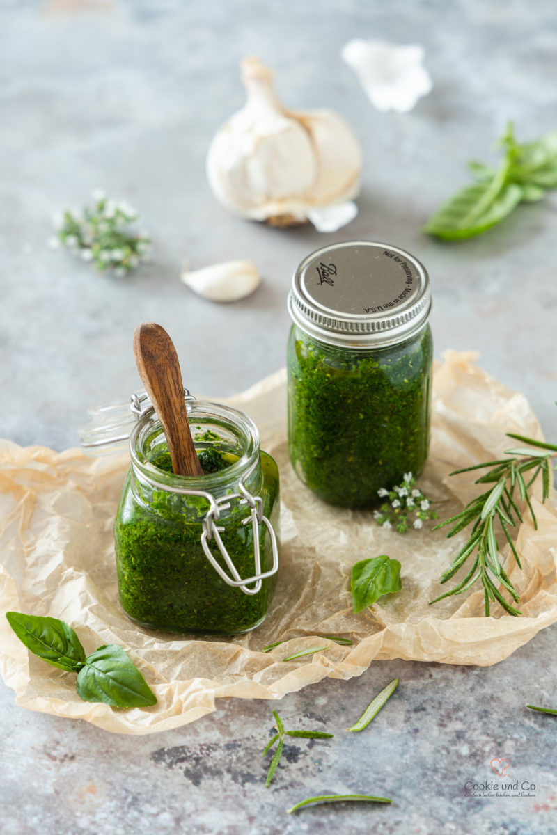 Mediterrane Kräuter-Gewürz-Paste in einem Glas mit Holzlöffel.