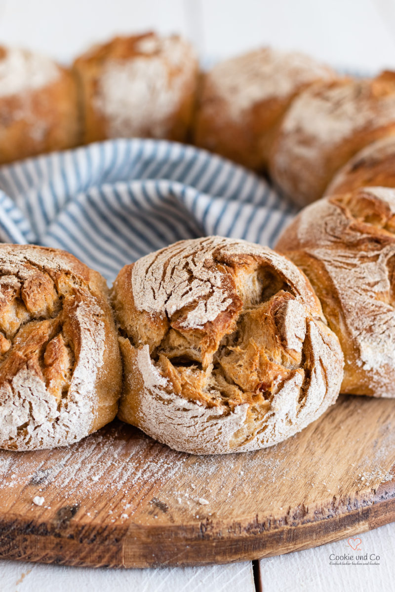 Elsässer Zwiebelring als Coronne auf einem Holzbrett