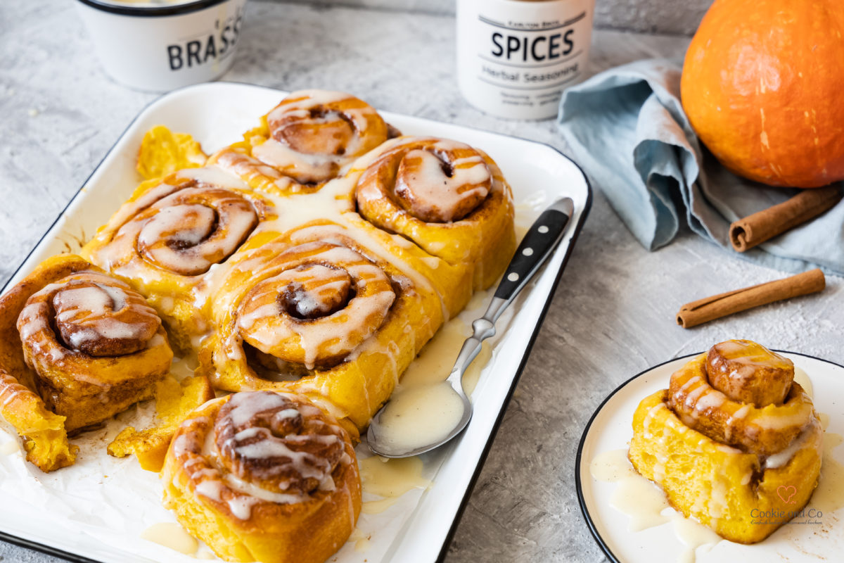 Kürbis-Zimtschnecken - Pumpkin Spice Cinnamon Rolls