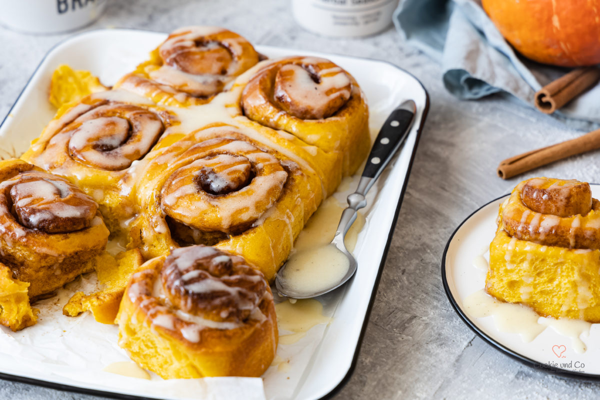 Kürbis-Zimtschnecken - Pumpkin Spice Cinnamon Rolls