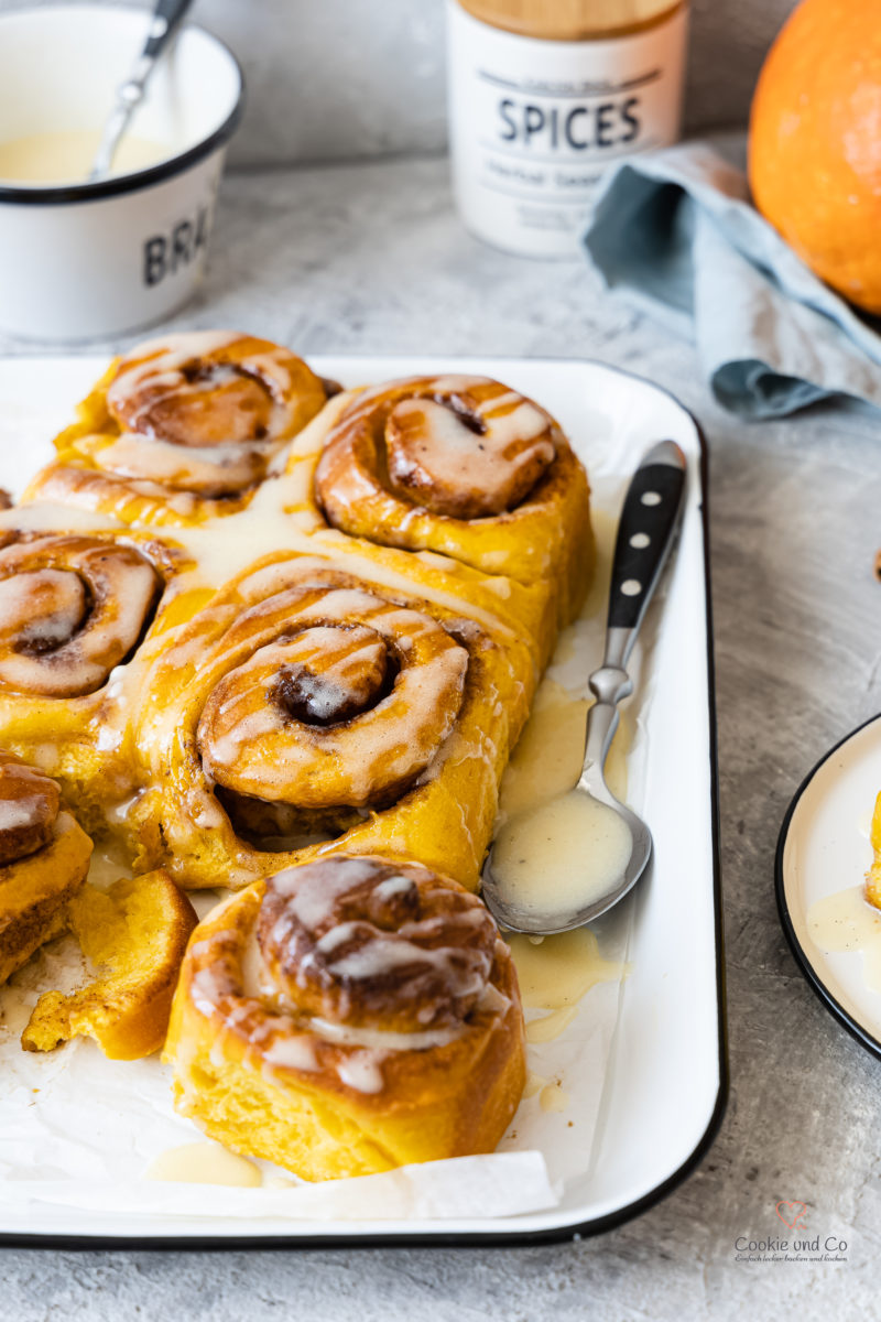Kürbis-Zimtschnecken / Pumpkin Spice Cinnamon Rolls
