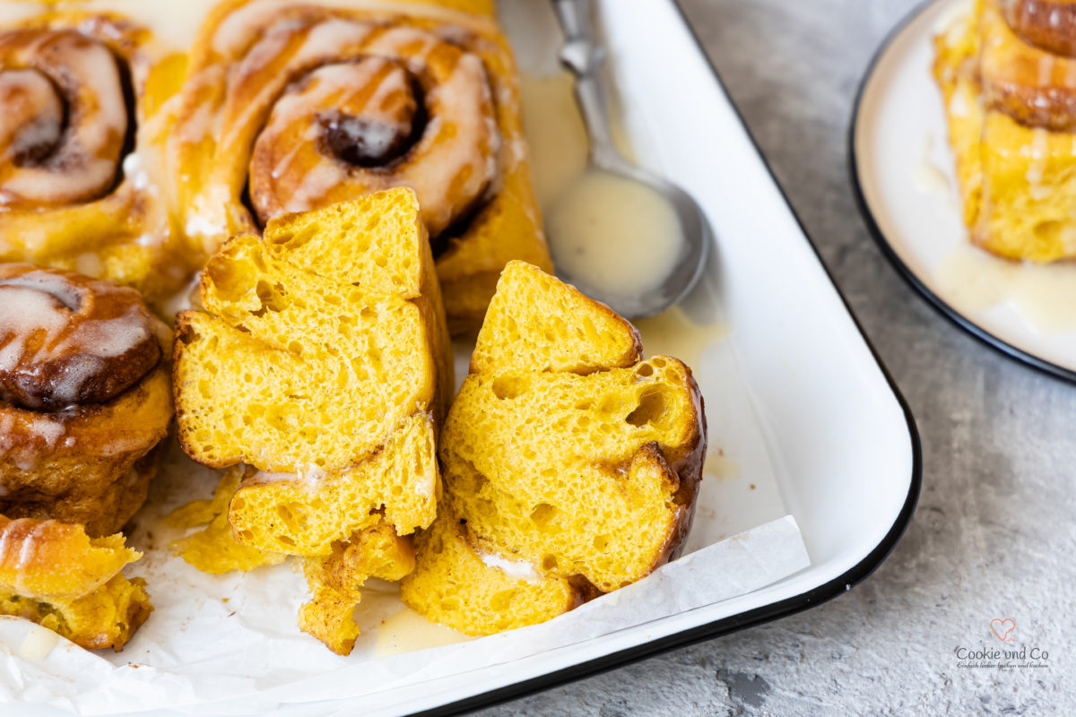 Aufgeschnittene Kürbis-Zimtschnecken - Pumpkin Spice Cinnamon Rolls