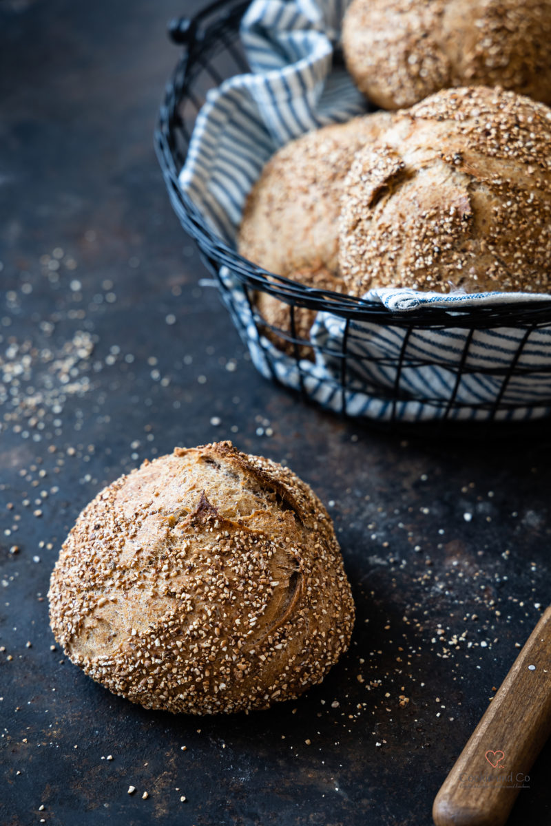 Malzkörnchen Brötchen auf einem Backblech und im Brotkorb