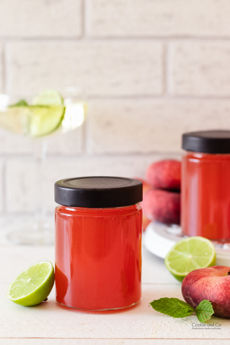 Pfirsich-Hugo-Konfitüre mit Prosecco, Holunderblütensirup und etwas frischer Minze.