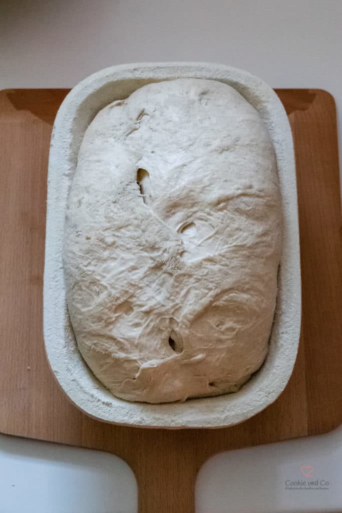 Teig im Gärkörbchen für französisches Weizenbrot mit alten Getreidesorten