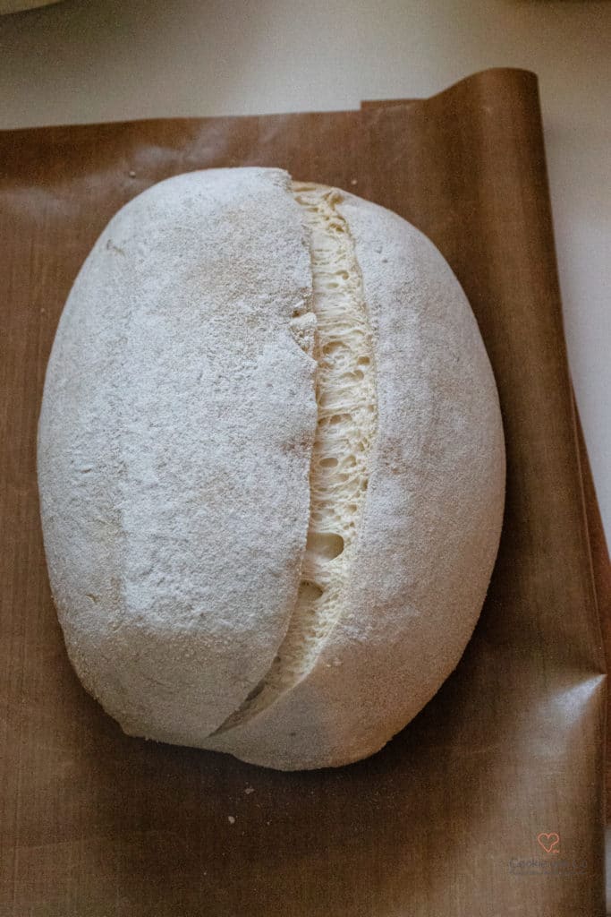 Teig im Gärkörbchen für französisches Weizenbrot mit alten Getreidesorten