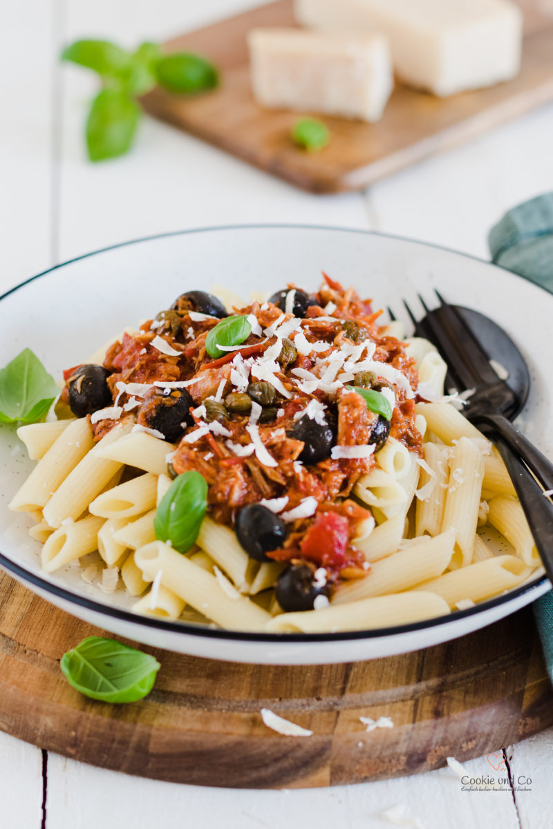 Pasta al tonno - Nudeln mit Tomatensoße, Thunfisch, Kapern und Oliven.