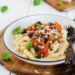 Pasta al Tonno- Spaghetti mit Thunfisch und Tomatensoße auf einem Teller
