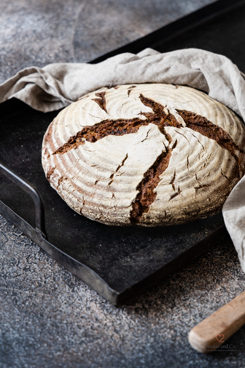 Saftiges Roggenmischbrot 80/20 auf einem alten Blech.