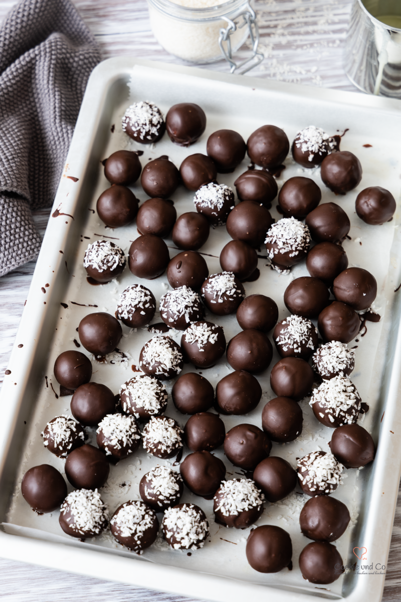 selbstgemachtes Bounty-Konfekt auf einem Blech zum Trocknen.