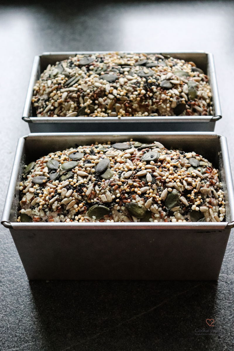 Kastenbrot aus Urgetreidesorten mit Vollkornmehl und lila Karotten.