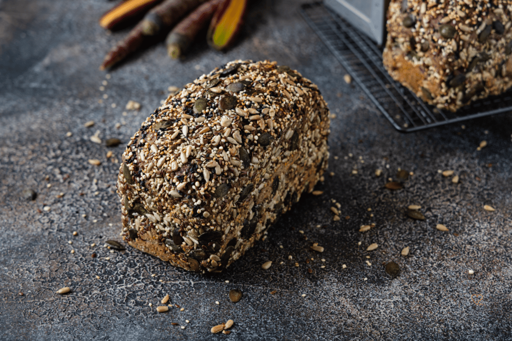 Möhrenbrot mit Saaten und lila  Ur-Karotten.