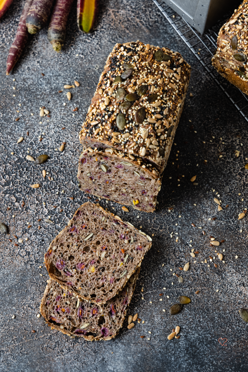 Ur-Karotti - Kastenbrot aus Urgetreidesorten mit Vollkornmehl und lila Karotten.