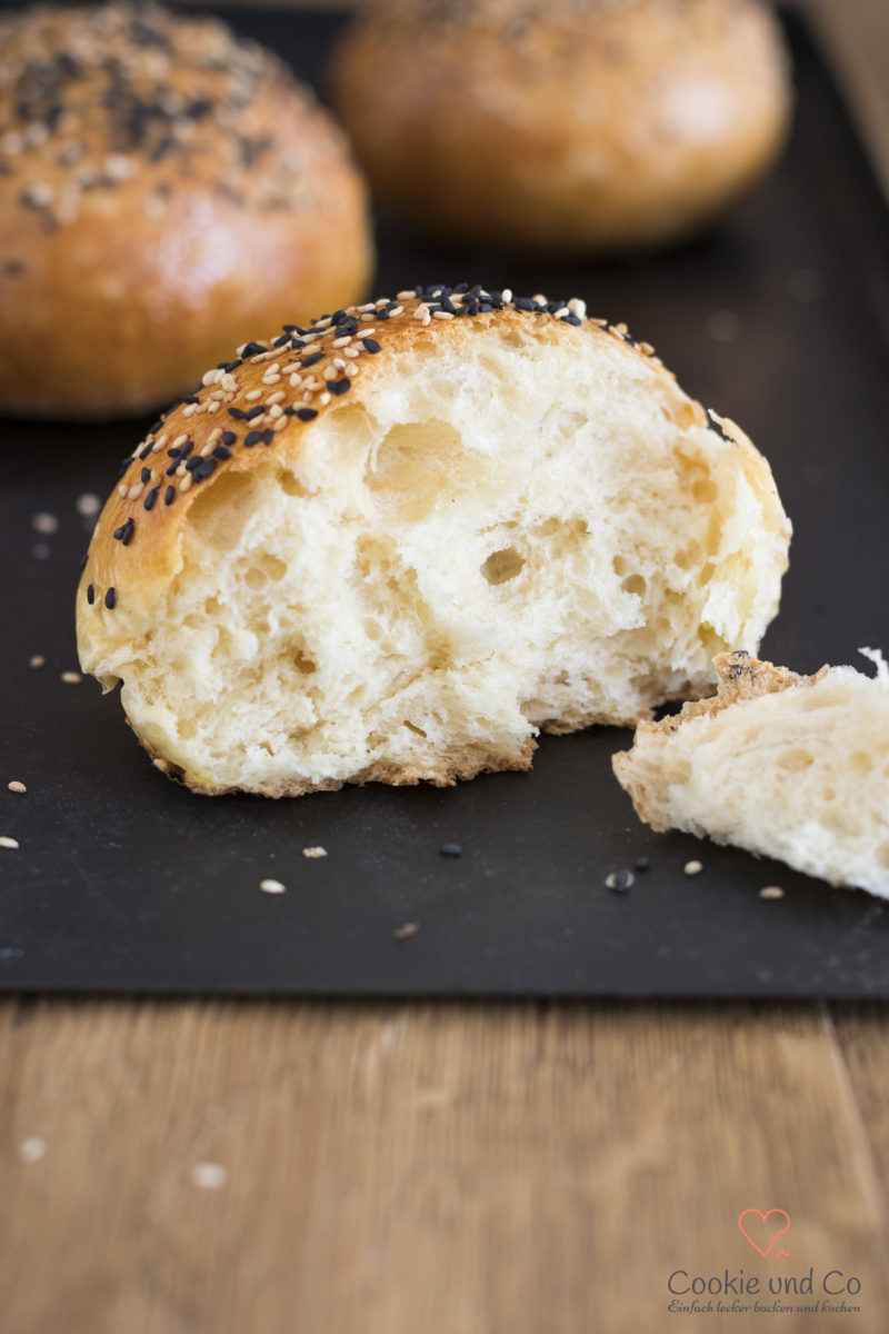 Brioche Burger Buns aufgerissen auf einem Backblech mit luftiger Krume