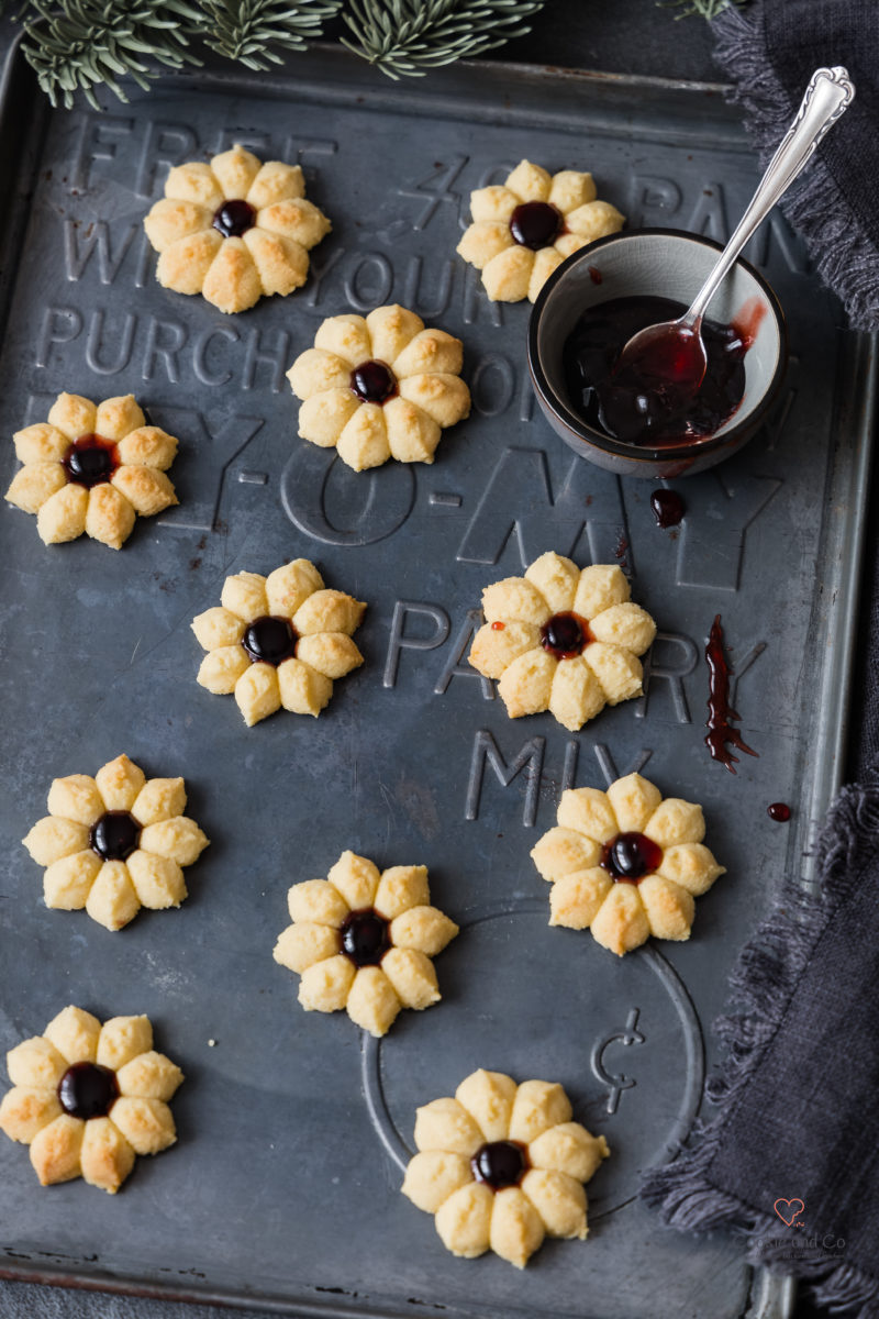 Marzipanblüten. Spritzgebäck mit Marzipan und Konfitüre