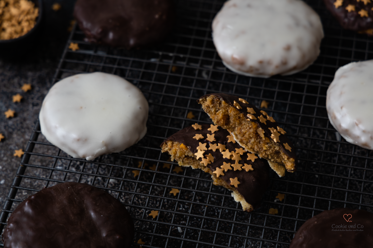 Saftige Elisenlebkuchen mit Zuckerguss oder Schokolade