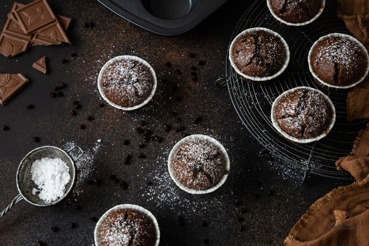 Schokomuffins - saftige Schokoladenmuffins mit Schokostückchen