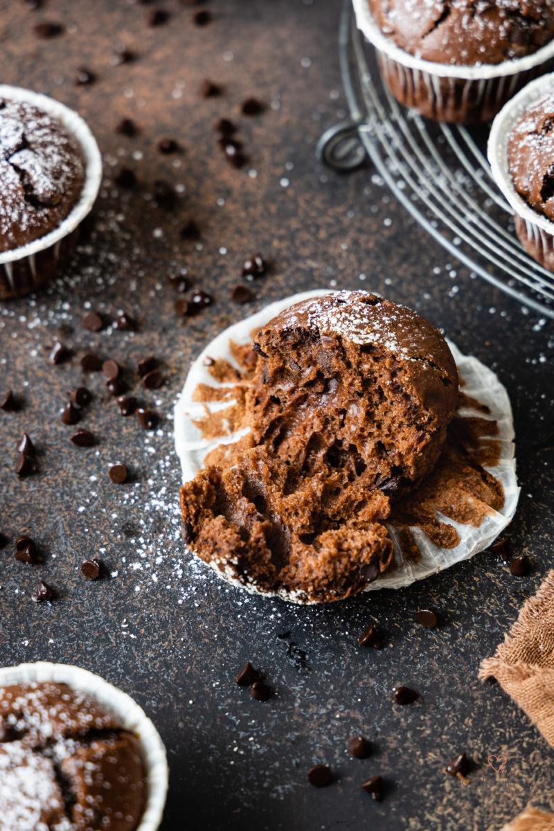 Schokomuffins - saftige Schokoladenmuffins mit Schokostückchen