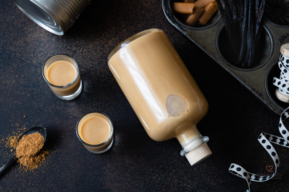 Karamell-Sahne-Likör aus gezuckerter Karamellkondensmilch, Rum und Sahne. Einfache Zubereitung ohne Ei.