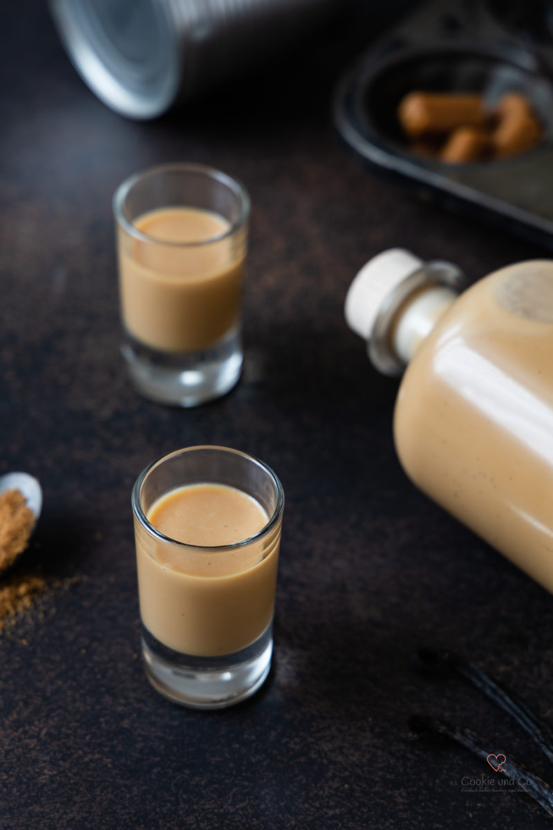 Karamell-Sahne-Likör aus gezuckerter Karamellkondensmilch, Rum und Sahne. Einfache Zubereitung ohne Ei.