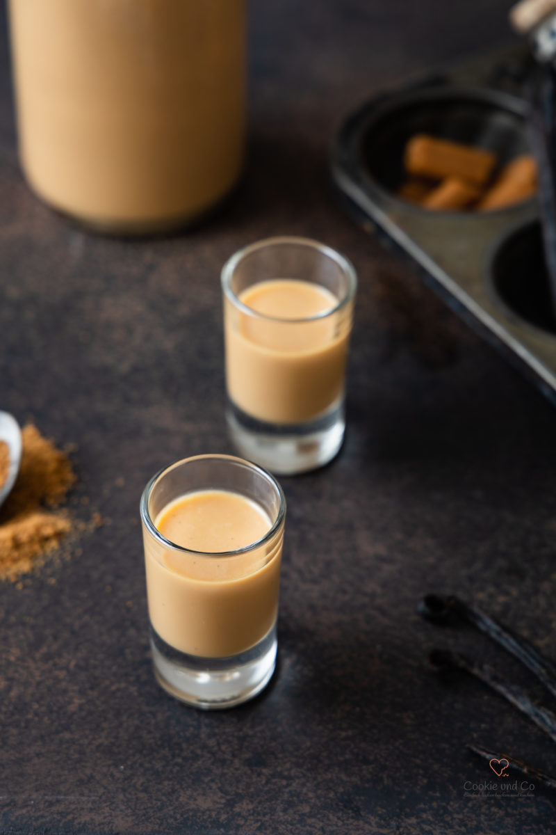 Karamell-Sahne-Likör aus gezuckerter Karamellkondensmilch, Rum und Sahne. Einfache Zubereitung ohne Ei.